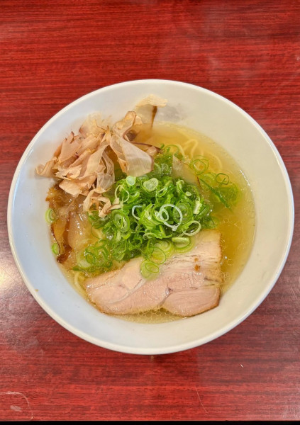 「白醤油まぐろ節らーめん（650）」@鶏ガラ醤油らーめん じゅうじせいの写真