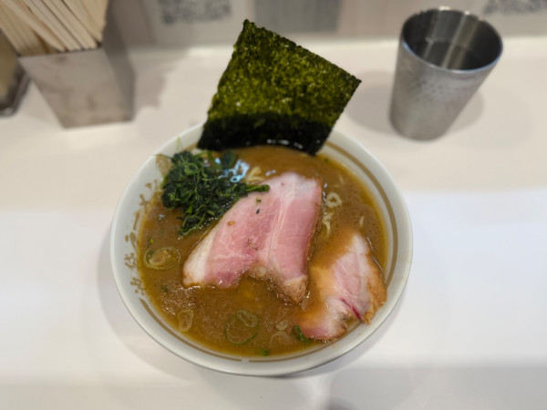 「ラーメン(並盛り)950円」@池袋ラーメン梟の写真