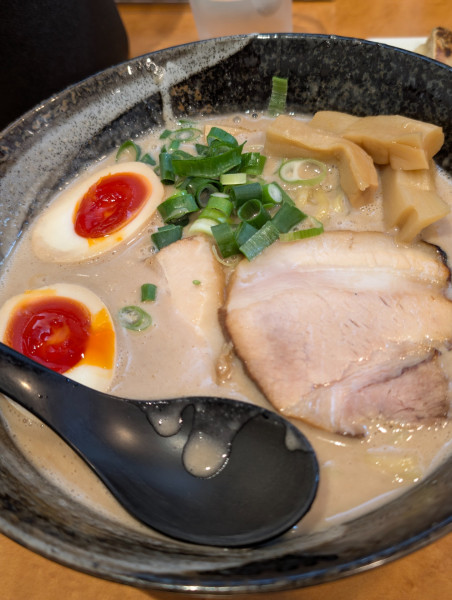 「こってりしょうゆらーめん・煮玉子増し」@らーめん久味の写真