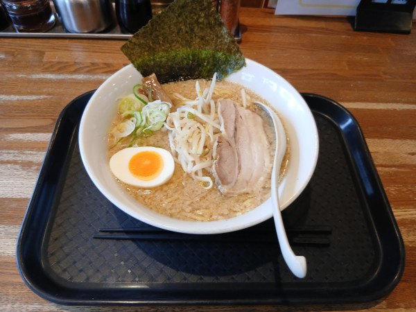 「醬油ラーメン（太麺・こってり）830円」@メガらーめんの写真