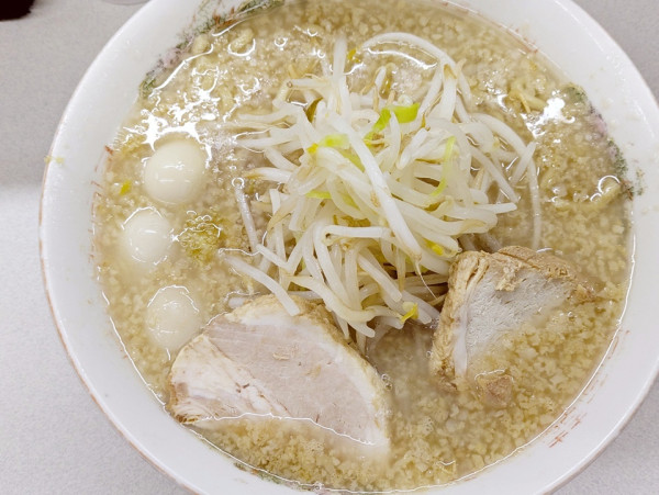 「普通盛（ニンニク少し）＋うずら」@ラーメン 神田店の写真