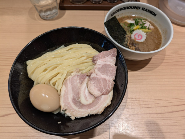 「特製つけ麺（濃厚：味玉＋チャーシュー２枚）（1,300円）」@頑者 UNDERGROUND RAMEN 川越駅店の写真