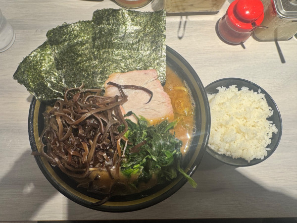 「ラーメン➕キクラゲ➕ライス」@横浜家系ラーメン てつ家の写真
