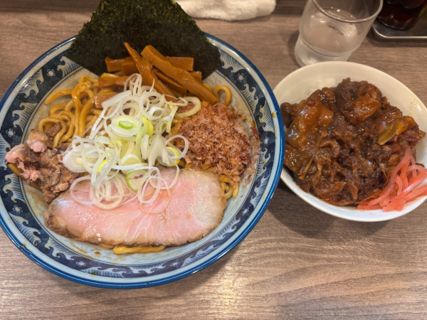 「油そば＆牛すじ丼」@兎に角 松戸店の写真