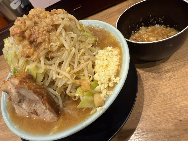 「ラーメン（麺300g野菜マシアブラマシ）」@俺の生きる道 上野店の写真