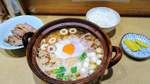 「【限定】鍋焼きらーめん(手打ち麺･ご飯付き)+叉焼」@手打 親鶏中華そば 綾川の写真