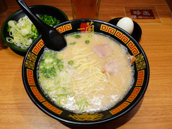 「天然とんこつラーメン＋半熟塩ゆでたまご＋追加ネギ＋生ビール(中)」@一蘭 大宮駅前店の写真