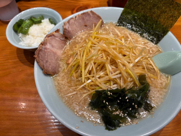 「ネギラーメン950円+半ライス100円」@ラーメンショップ〇化 池袋店の写真