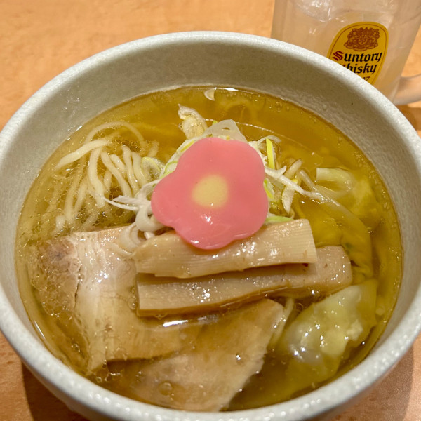 「煮干しらぁめん＋わんたん＋角ハイボール」@和だしらぁめん うめきちの写真