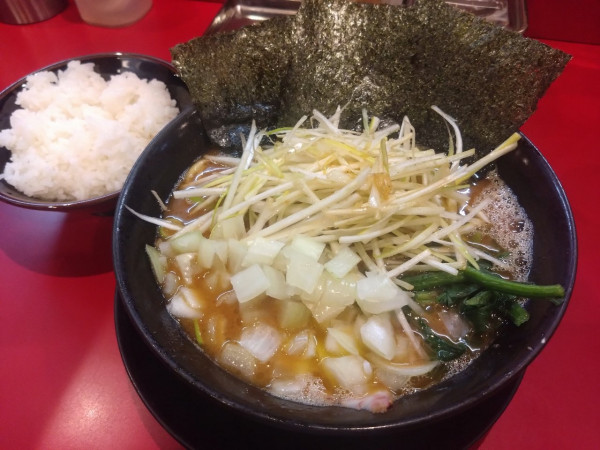 「ネギラーメン＋タマネギ＋ライス」@家系ラーメン たつ家の写真