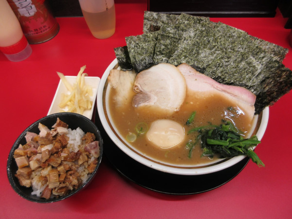 「との丸ラーメン（１３００円）＋半チャーシューまぶし１５０円」@家系ラーメン王道家直伝 との丸家 香取店の写真