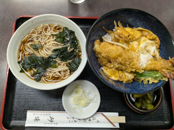 「天とじ丼とそば（日替わりランチ）1100円」@砂場の写真