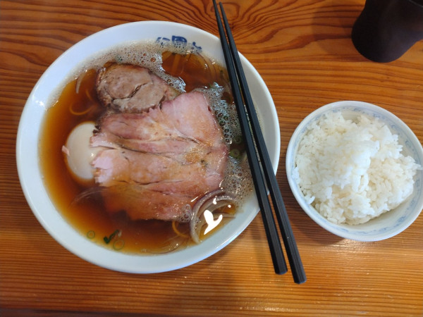 「醤油らぁめん　味玉子入り」@公園前の写真