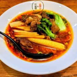 台湾牛肉麺 930円