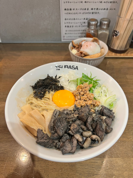 「さつま知覧どりの炭火焼きまぜそば」@ラーメン翼の写真