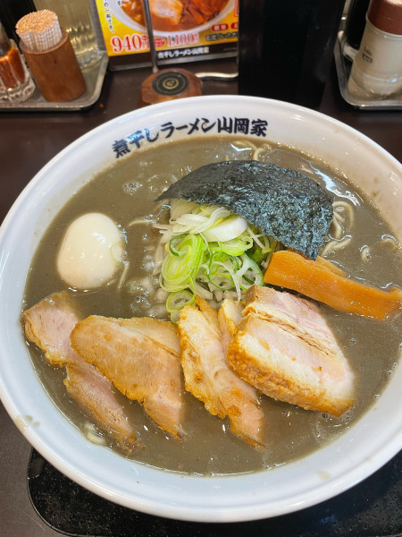 「極濃煮干し豚骨チャーシューメン（細麺・チャーシュー・味玉トッピン」@煮干しラーメン山岡家 久喜店の写真
