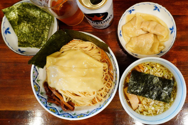 「奈つやのもちもち雲呑つけそば（麺少なめ）＋味玉（ツマミ）＋黒ラベ」@奈つやの中華そばの写真