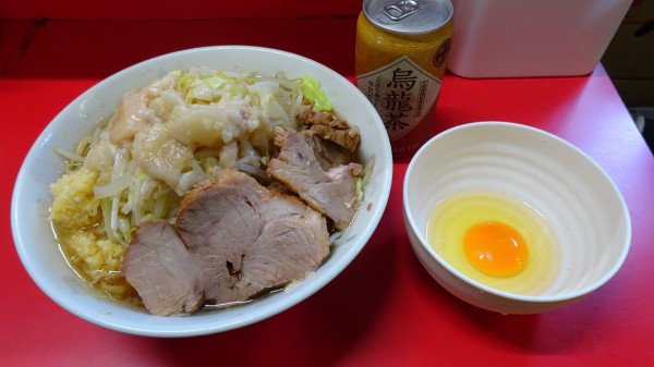 「小ラーメン（900円）バリカタ＋生たまご　野菜ニンニクアブラ」@ラーメン二郎 上野毛店の写真