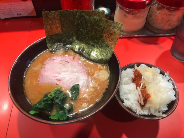 「ラーメン 並 900円＋小ライス 100円」@横浜ラーメン 斎藤家の写真