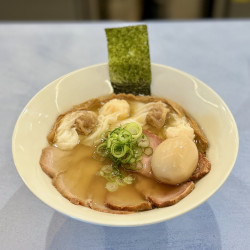 白チャーシュー特製わんたん麺（2050円）＋黒ミニらぁ麺（800円）