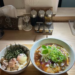 濃厚醤油790円大盛り無料　温玉チャーシュー丼290円