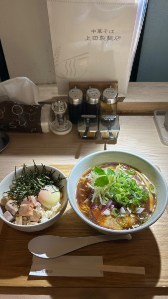 「濃厚醤油790円大盛り無料　温玉チャーシュー丼290円」@中華そば 上田製麺店の写真