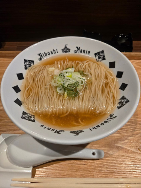 「銀鱗煮干如月神楽〜真鯛、金目、石鯛鮮魚出汁×十五種の煮干〜」@NIBOSHIMANIAの写真