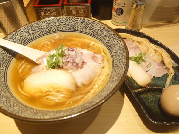 「鴨と上州地鶏そば　あっさり淡麗（特製）」@鴨と蟹 中華そば 燈 登戸店の写真