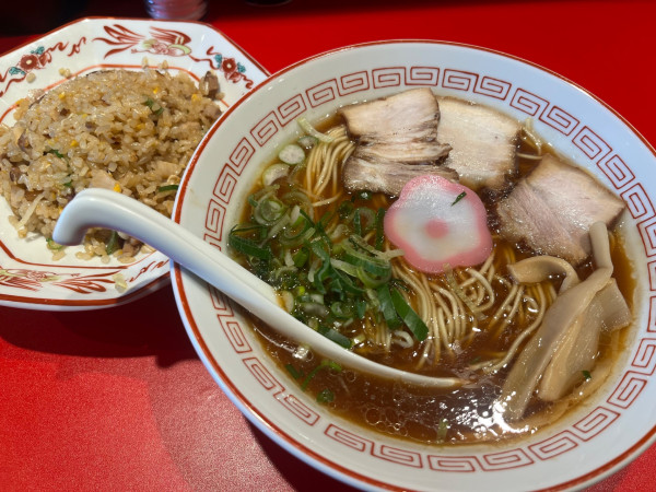 「和歌山車庫前系 中華そば、固め、焼きめしセット」@まるあ中華そばの写真