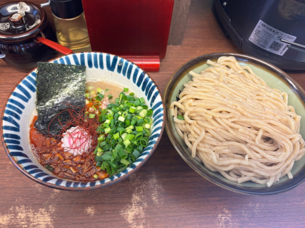 「辛搾り中盛（冷）青ねぎ」@つけめん 三三㐂の写真