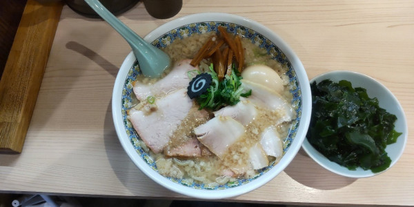 「コッテリ特製ラーメン　わかめ＋」@マルエーラーメンの写真