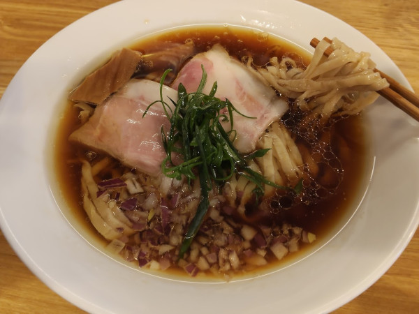 「地鶏醤油ラーメン(1,450) 6/28で閉店とのこと」@麺屋 でこぼこの写真