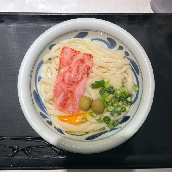 「オリーブ釜玉（温）並」@本場手打讃岐うどん 谷やの写真