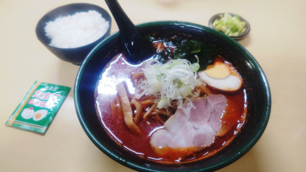 「鉄火麺１０００円小ライス１５０円」@味源 河辺店の写真