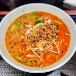 担々麺 880円