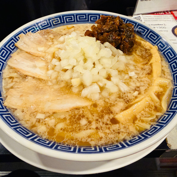 「背脂中華玉ねぎ(辛子高菜)」@新潟発祥 なおじ 西新宿店の写真