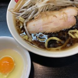 黒味噌ラーメン、生卵