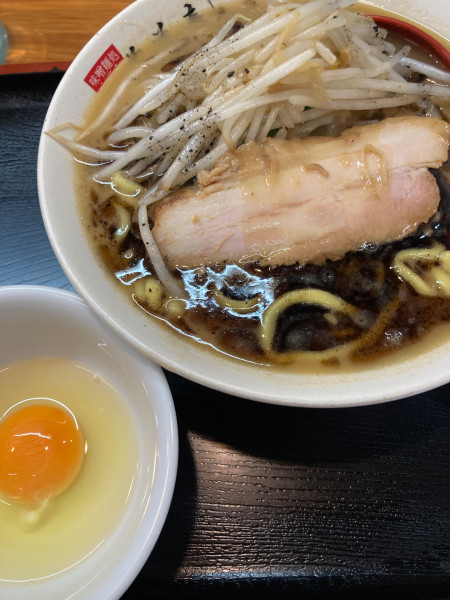 「黒味噌ラーメン、生卵」@味噌麺処 花道庵の写真