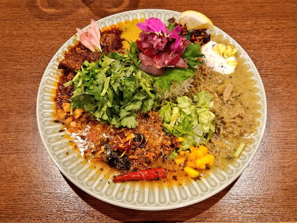 「全種盛りカレー＋パクチー」@東京間借りカレー シモカワスパイス 新宿店の写真