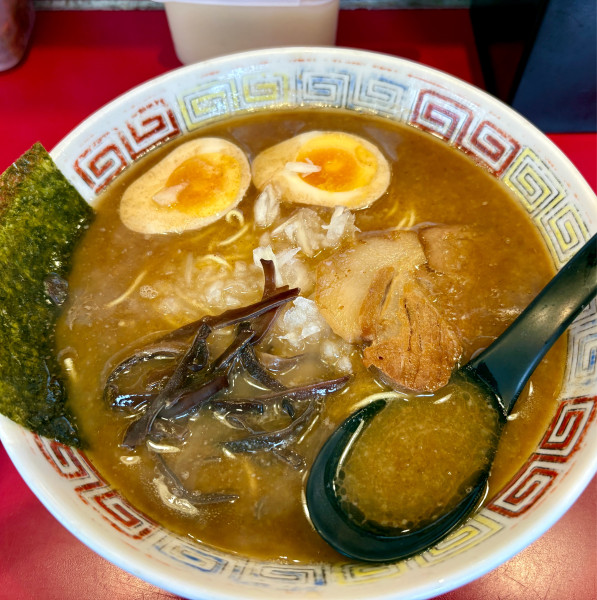 「とんこつ味玉正油＋半ライス」@長浜らーめん 世田谷店の写真