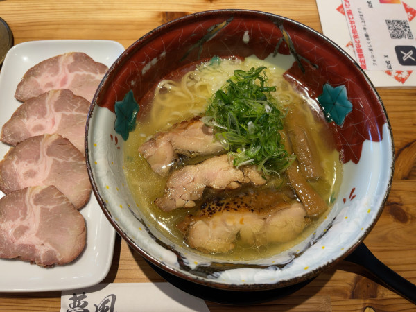 「内モンゴル塩らぁめん燻製鶏（1200円）」@麺屋 夢風の写真