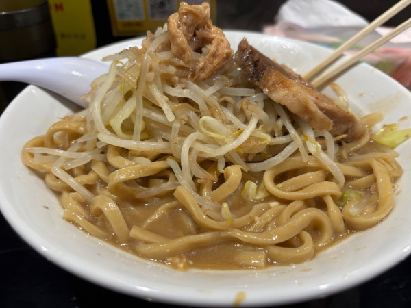 「ラーメン300g 野菜マシ　にんにく」@豚ギャング 大和店の写真