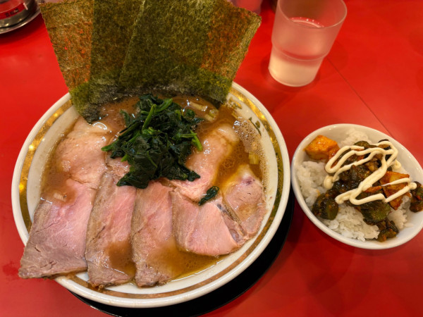 「燻製チャーシューメン　並盛」@家系ラーメン 裏大輝家 青物横丁店の写真