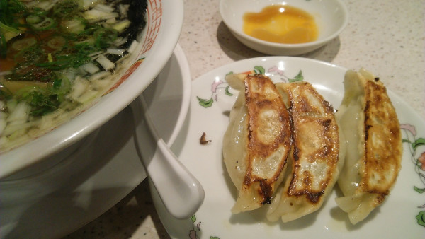 「ジャストサイズ にんにく激増し餃子＋忘れられない中華そば」@餃子の王将 小岩駅北口店の写真