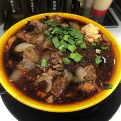 スタミナラーメン並（950円）、辛味（50円）、肉野菜増し（30