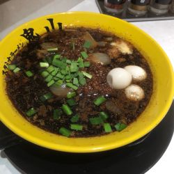 スタミナラーメンミニ、サービスうずら（950円）