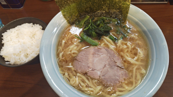 「中ラーメン＋ライス」@寿々㐂家 曙町店の写真