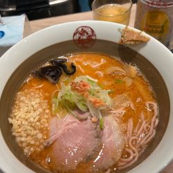 海老拉麺＋角ハイボール缶