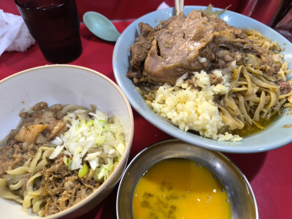 「梶原アブラそば・白100・生卵（ちょい脂・にんにく）」@ラーメン富士丸 明治通り都電梶原店の写真