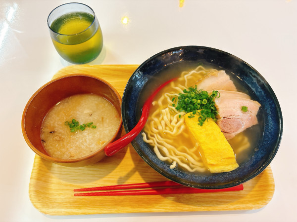 「沖縄そば＋ボロボロジューシー」@オキナワソバヤ ススルの写真